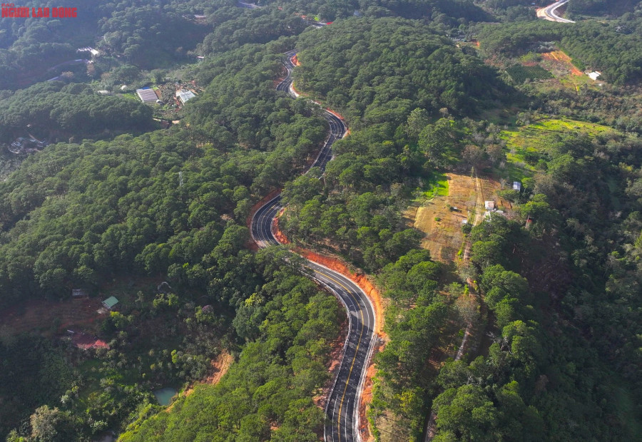 UBND tỉnh Lâm Đồng đã cho lưu thông tạm toàn tuyến đèo Prenn từ Liên Khương đến TP Đà Lạt trong dịp Tết Dương lịch 2024 từ ngày 29-12-2023 đến 2-1-2024. Cung đèo hiện nay đã được nâng cấp mở rộng lên gấp đôi và gần hoàn thành dự án. Việc cho lưu thông tạm để giảm tải áp lực giao thông lên các tuyến đường nối Đà Lạt trong dịp lễ Tết. UBND tỉnh Lâm Đồng đã cho lưu thông tạm toàn tuyến đèo Prenn từ Liên Khương đến TP Đà Lạt trong dịp Tết Dương lịch 2024 từ ngày 29-12-2023 đến 2-1-2024. Cung đèo hiện nay đã được nâng cấp mở rộng lên gấp đôi và gần hoàn thành dự án. Việc cho lưu thông tạm để giảm tải áp lực giao thông lên các tuyến đường nối Đà Lạt trong dịp lễ Tết.