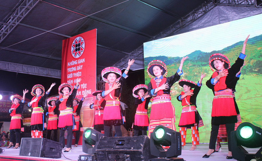 Trang phục truyền thống của người Dao đỏ - Lâm Hà Trang phục truyền thống của người Dao đỏ - Lâm Hà