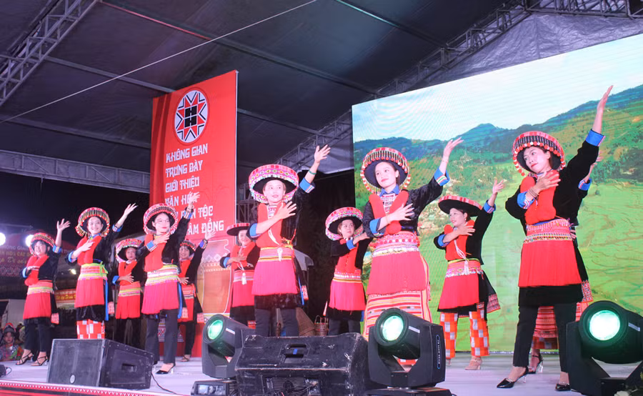 Trang phục truyền thống của người Dao đỏ - Lâm Hà