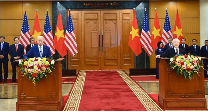 Tổng thống Mỹ Joe Biden và Tổng Bí thư Nguyễn Phú Trọng tại họp báo công bố thiết lập quan hệ Đối tác Chiến lược Toàn diện.