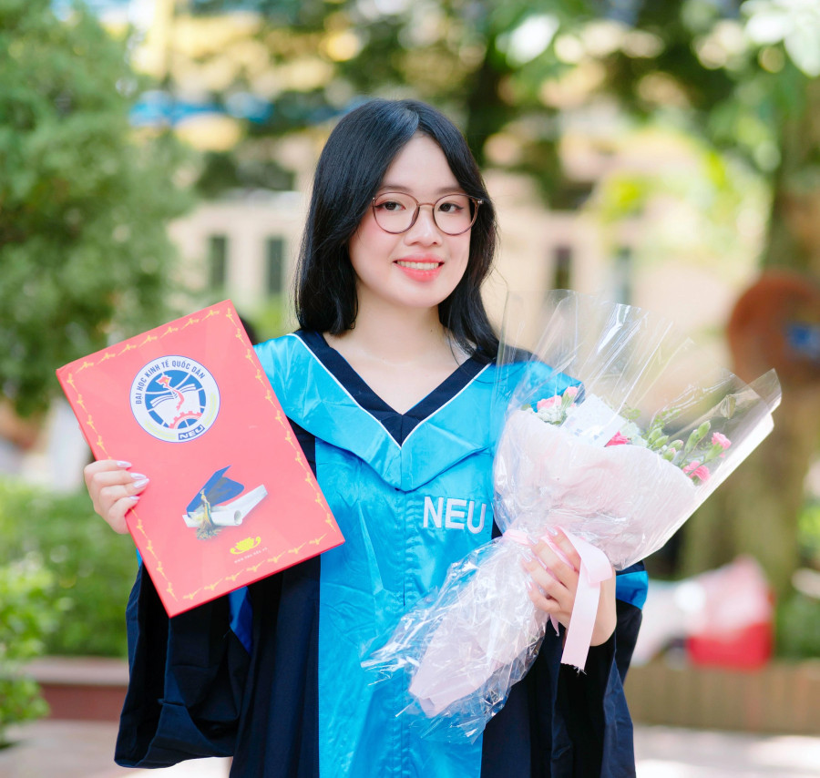 Cô gái xinh đẹp Bùi Hoàng Yến Nhi tốt nghiệp loại xuất sắc. Ảnh NVCC