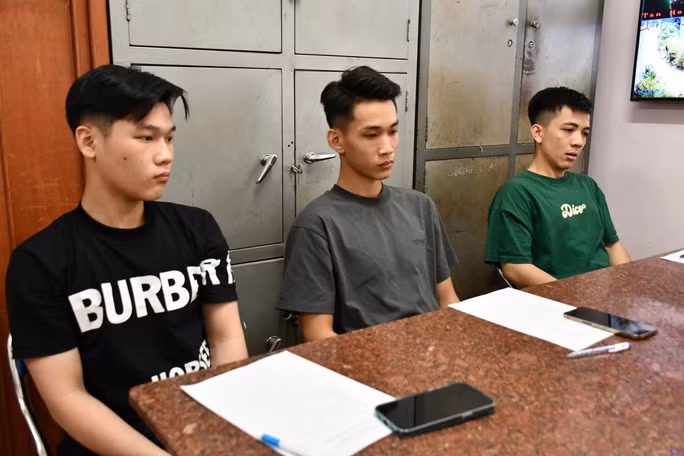 Các đối tượng tại cơ quan điều tra. (từ trái sang Tân, Hào, Huy). Ảnh Trọng Tín