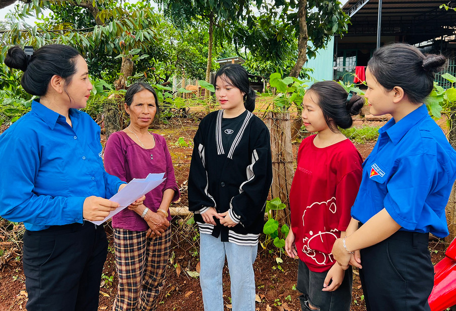 Câu lạc bộ Tiền hôn nhân xã Ia Tô tuyên truyền đoàn viên, thanh niên làng Del (xã Ia Tô) về Luật Hôn nhân và Gia đình. Ảnh: M.N Câu lạc bộ Tiền hôn nhân xã Ia Tô tuyên truyền đoàn viên, thanh niên làng Del (xã Ia Tô) về Luật Hôn nhân và Gia đình. Ảnh: M.N