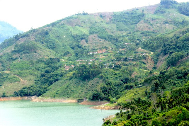 Người dân sinh sống ở ven núi quanh hồ chứa thủy điện Đắk Rinh, huyện Kon Plông Người dân sinh sống ở ven núi quanh hồ chứa thủy điện Đắk Rinh, huyện Kon Plông