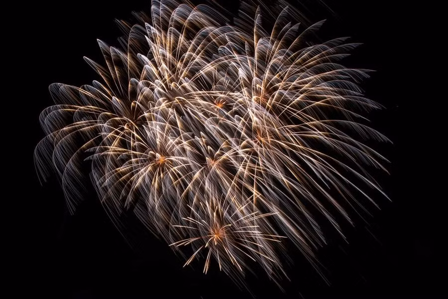 Bắn pháo hoa. Ảnh Nguyễn Ban Bắn pháo hoa. Ảnh Nguyễn Ban