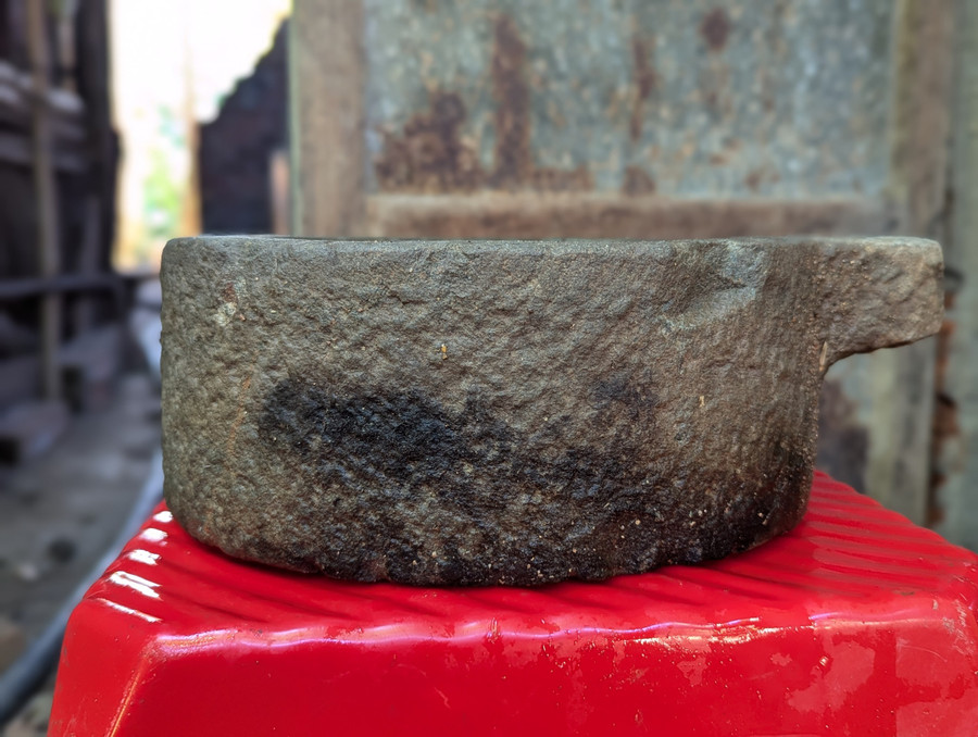 Thớt trên cối xay ám lửa cho thấy nó có thể từng nằm trong những ngôi nhà bị giặc Pháp đốt năm 1947. Ảnh: N.Q.T Thớt trên cối xay ám lửa cho thấy nó có thể từng nằm trong những ngôi nhà bị giặc Pháp đốt năm 1947. Ảnh: N.Q.T