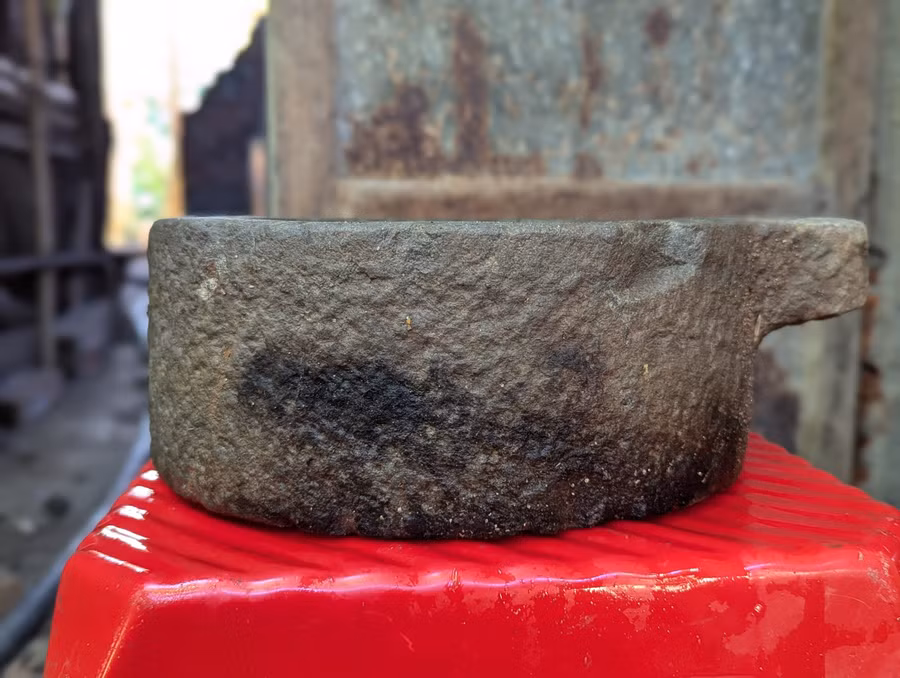 Thớt trên cối xay ám lửa cho thấy nó có thể từng nằm trong những ngôi nhà bị giặc Pháp đốt năm 1947. Ảnh: N.Q.T