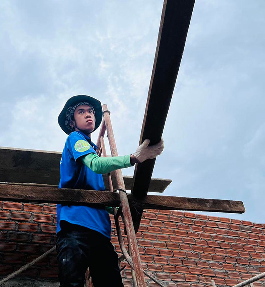 Sinh viên Trường Đại học Nông lâm TP. Hồ Chí Minh hỗ trợ xây dựng nhà cho bà Mai Thị Hiền. Ảnh: Phan Lài Sinh viên Trường Đại học Nông lâm TP. Hồ Chí Minh hỗ trợ xây dựng nhà cho bà Mai Thị Hiền. Ảnh: Phan Lài