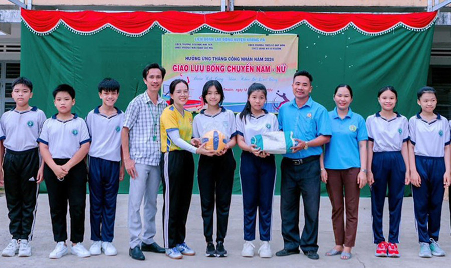 Liên Công đoàn xã Ia Rsươm tổ chức giao lưu bóng chuyền và trao tặng lưới, bóng cho Liên đội Trường THCS Lê Quý Đôn. Ảnh: Đan Trinh Liên Công đoàn xã Ia Rsươm tổ chức giao lưu bóng chuyền và trao tặng lưới, bóng cho Liên đội Trường THCS Lê Quý Đôn. Ảnh: Đan Trinh
