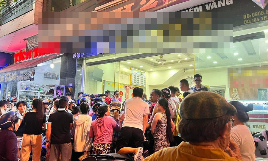 Rất đông người dân đã bao vây, ngăn cản thành công kẻ cướp tiệm vàng. Ảnh: Đ.THẠCH