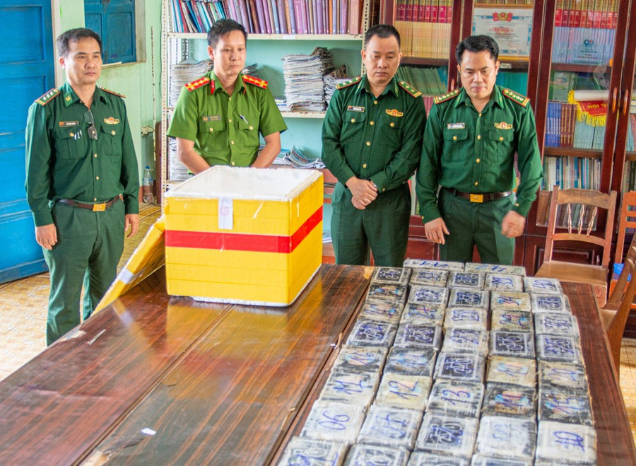 Lực lượng biên phòng thu giữ nhiều gói cocaine trôi dạt vào bờ biển thôn Phước Thiện, xã Bình Hải, huyện Bình Sơn, tỉnh Quảng Ngãi. Lực lượng biên phòng thu giữ nhiều gói cocaine trôi dạt vào bờ biển thôn Phước Thiện, xã Bình Hải, huyện Bình Sơn, tỉnh Quảng Ngãi.