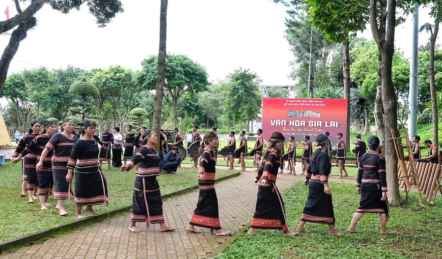 Đoàn nghệ nhân Jrai của xã Ia Dêr (huyện Ia Grai) tham gia chương trình “Sắc màu văn hóa Gia Lai-Bảo tồn và phát triển”. Ảnh: H.N Đoàn nghệ nhân Jrai của xã Ia Dêr (huyện Ia Grai) tham gia chương trình “Sắc màu văn hóa Gia Lai-Bảo tồn và phát triển”. Ảnh: H.N