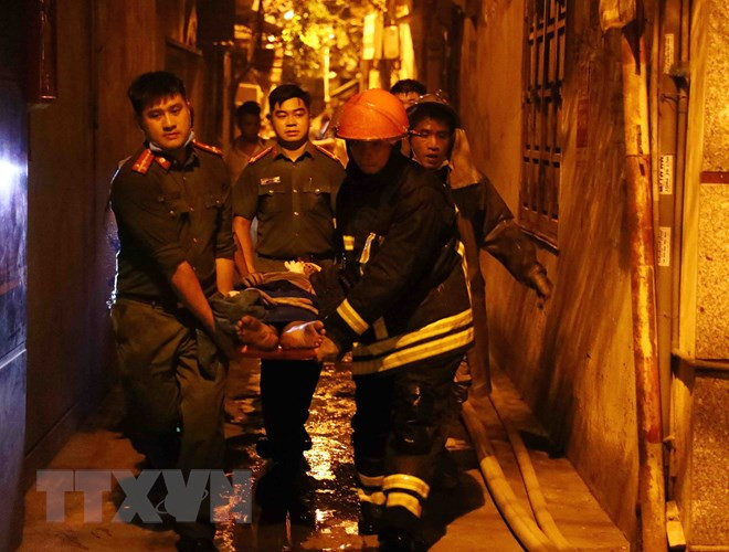 Đêm 12/9, tại một chung cư mini nằm sâu trong hẻm 29/70 Khương Hạ (quận Thanh Xuân, Hà Nội) xảy ra cháy lớn. (Ảnh: Phạm Kiên/TTXVN) Đêm 12/9, tại một chung cư mini nằm sâu trong hẻm 29/70 Khương Hạ (quận Thanh Xuân, Hà Nội) xảy ra cháy lớn. (Ảnh: Phạm Kiên/TTXVN)