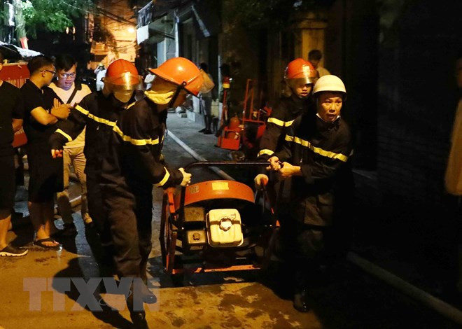 Lực lượng phòng cháy chữa cháy và cứu nạn cứu hộ đưa thiết bị chuyên dụng tiếp cận đám cháy. (Ảnh: Phạm Kiên/TTXVN) Lực lượng phòng cháy chữa cháy và cứu nạn cứu hộ đưa thiết bị chuyên dụng tiếp cận đám cháy. (Ảnh: Phạm Kiên/TTXVN)