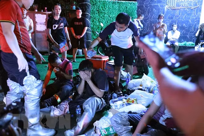 Nhiều chiến sỹ Phòng cháy Chữa cháy đã bị kiệt sức sau khi tham gia chữa cháy. (Ảnh: Phạm Kiên/TTXVN)