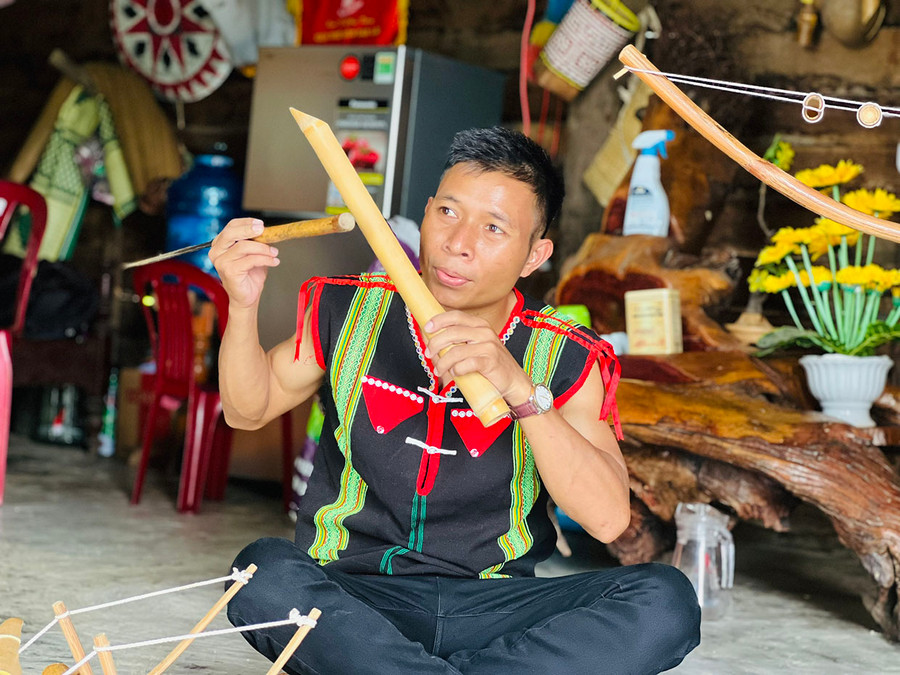 Theo chia sẻ của anh Mich, khâu thẩm âm rất quan trọng, quyết định chất lượng âm thanh của nhạc cụ dân tộc. Ảnh: Phan Lài