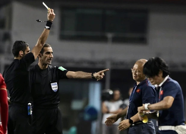 Ông Falahi Salman Ahmad là người nghiêm khắc và không ngại rút thẻ Ông Falahi Salman Ahmad là người nghiêm khắc và không ngại rút thẻ