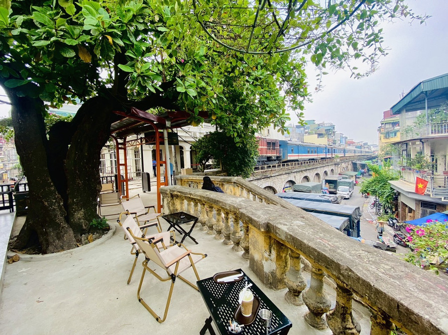 Khách quen cho biết buổi tối ngồi từ quán ngắm đường phố rất đẹp. Thực khách nên tránh khoảng thời gian trước hoặc sau khi tàu đi và về, lúc đó quán sẽ đông hơn bình thường. Khách quen cho biết buổi tối ngồi từ quán ngắm đường phố rất đẹp. Thực khách nên tránh khoảng thời gian trước hoặc sau khi tàu đi và về, lúc đó quán sẽ đông hơn bình thường.