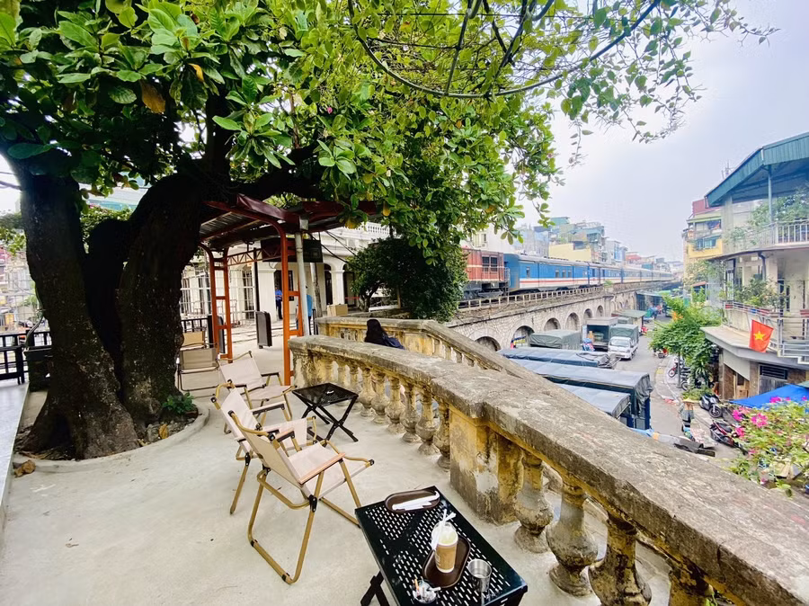 Khách quen cho biết buổi tối ngồi từ quán ngắm đường phố rất đẹp. Thực khách nên tránh khoảng thời gian trước hoặc sau khi tàu đi và về, lúc đó quán sẽ đông hơn bình thường.