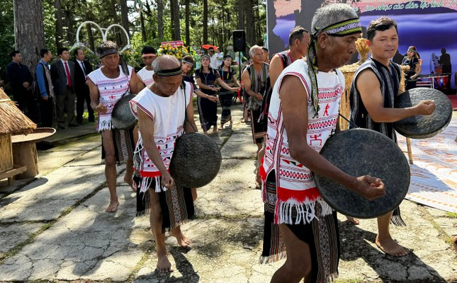 Đánh cồng chiêng mừng lễ hội. Đánh cồng chiêng mừng lễ hội.