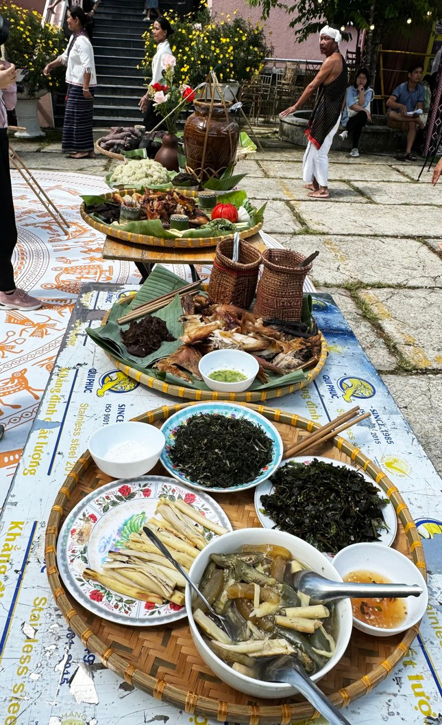 Các món đặc sản ở Nam Tây Nguyên. Các món đặc sản ở Nam Tây Nguyên.