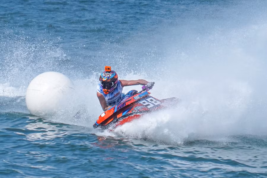 Vận động viên Quinten Bossche (Bỉ, mang số hiệu 98) về Nhất ở hạng mục Ski Division. (Ảnh: Việt Anh/Vietnam+)