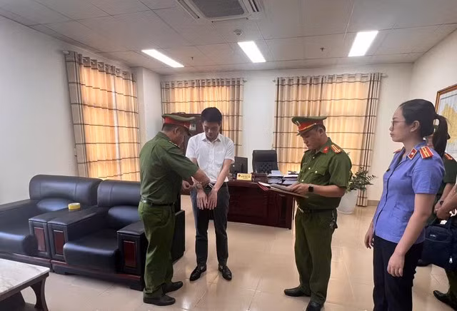 Cơ quan chức năng đọc lệnh bắt giữ ông Nguyễn Trọng Thức. Ảnh: Công an cung cấp