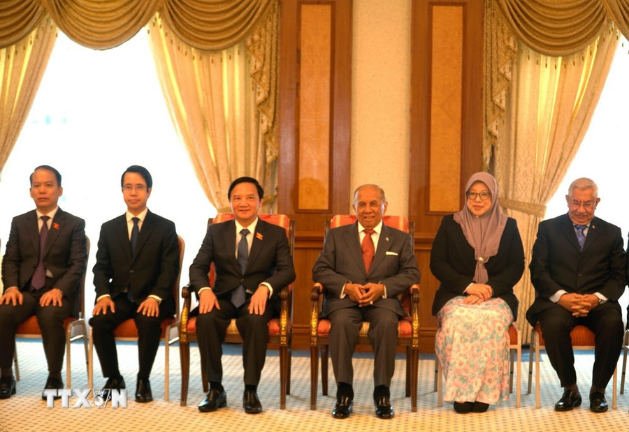 Chủ tịch Hội đồng Lập pháp Brunei Darussalam, Pehin Dato Abdul Rahman Taib (thứ ba từ bên phải ); Phó Chủ tịch Quốc hội Nguyễn Khắc Định (thứ tư từ bên phải ) và Đại sứ Trần Anh Vũ. (Ảnh: Hằng Linh/TTXVN) Chủ tịch Hội đồng Lập pháp Brunei Darussalam, Pehin Dato Abdul Rahman Taib (thứ ba từ bên phải ); Phó Chủ tịch Quốc hội Nguyễn Khắc Định (thứ tư từ bên phải ) và Đại sứ Trần Anh Vũ. (Ảnh: Hằng Linh/TTXVN)