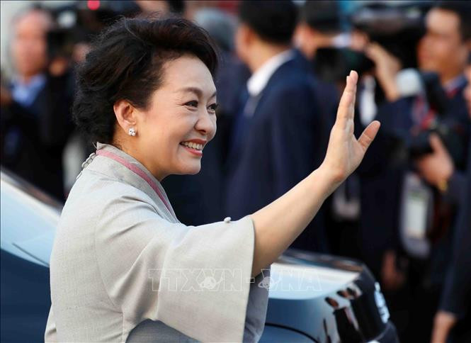 Ảnh: Giáo sư Bành Lệ Viên, Phu nhân Tổng Bí thư, Chủ tịch nước Trung Quốc Tập Cận Bình vẫy chào các đại biểu ra tiễn tại sân bay quốc tế Nội Bài. Ảnh: Giáo sư Bành Lệ Viên, Phu nhân Tổng Bí thư, Chủ tịch nước Trung Quốc Tập Cận Bình vẫy chào các đại biểu ra tiễn tại sân bay quốc tế Nội Bài.