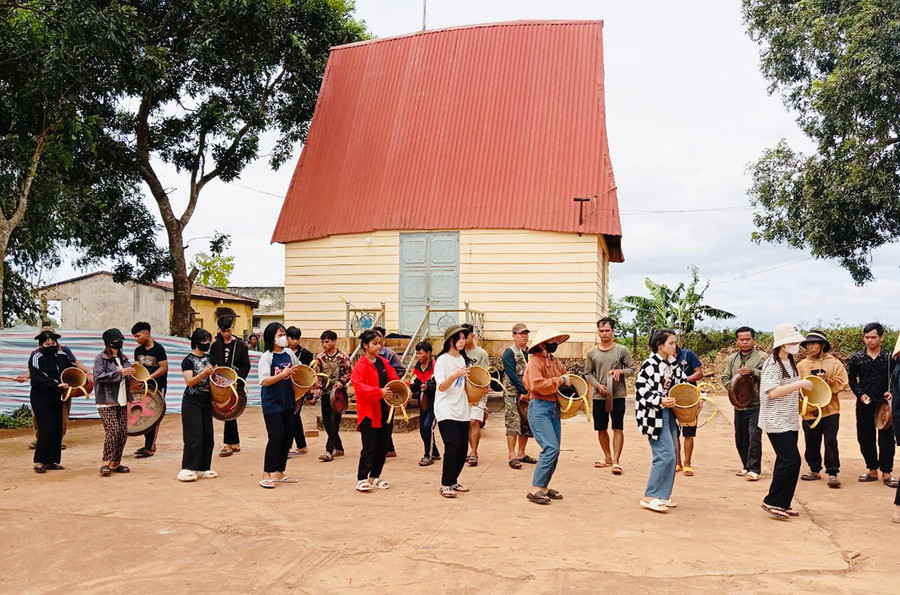 Thanh-thiếu nhi trong làng được anh Hoách dạy đánh cồng chiêng, hát dân ca… Ảnh: Trần Dung Thanh-thiếu nhi trong làng được anh Hoách dạy đánh cồng chiêng, hát dân ca… Ảnh: Trần Dung