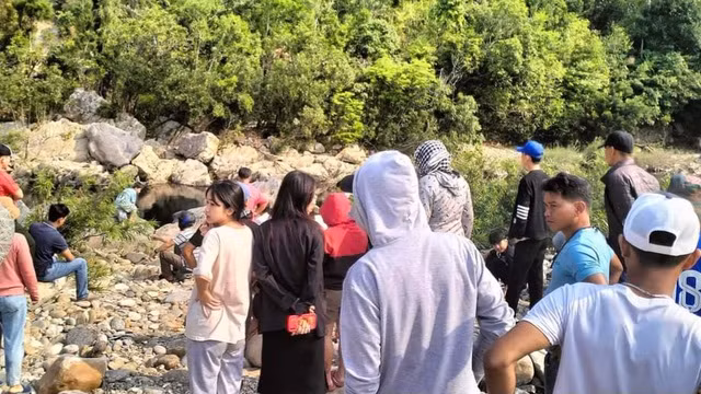 Người dân địa phương tập trung theo dõi sự việc. Ảnh: NGỌC HÂN