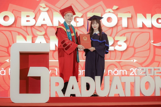 Bí quyết học song ngành trong 4 năm đại học của nữ sinh ngoại thương - Ảnh 1. Quỳnh Trang nhận bằng tốt nghiệp ngành tiếng Anh thương mại vào đầu tháng 9.2023. Ảnh: NVCC