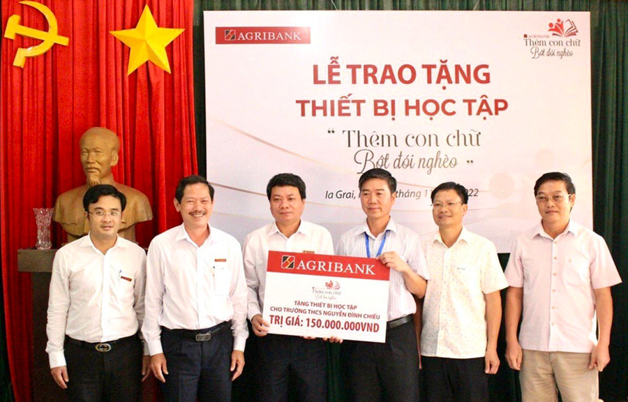 Agribank Chi nhánh huyện Ia Grai Đông Gia Lai trao tặng thiết bị học tập trị giá 150 triệu đồng cho Trường THCS Nguyễn Đình Chiểu (xã Ia Pếch). Ảnh: Lam Nguyên