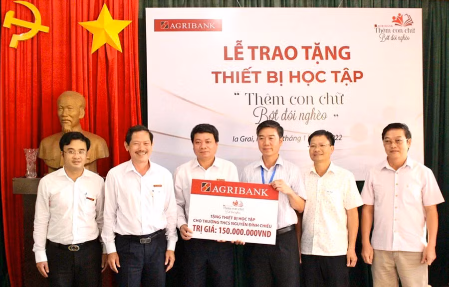Agribank Chi nhánh huyện Ia Grai Đông Gia Lai trao tặng thiết bị học tập trị giá 150 triệu đồng cho Trường THCS Nguyễn Đình Chiểu (xã Ia Pếch). Ảnh: Lam Nguyên