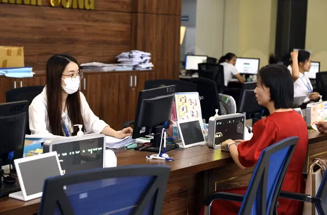 Người dân đến làm thủ tục hành chính tại Trung tâm Phục vụ Hành chính Công và Kiểm soát Thủ tục Hành chính tỉnh Hưng Yên. (Ảnh: Đinh Văn Nhiều/TTXVN)