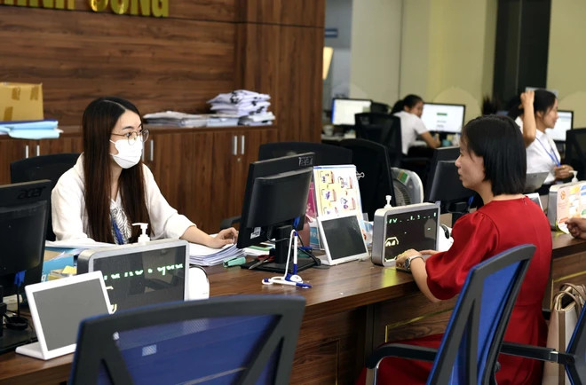 Người dân đến làm thủ tục hành chính tại Trung tâm Phục vụ Hành chính Công và Kiểm soát Thủ tục Hành chính tỉnh Hưng Yên. (Ảnh: Đinh Văn Nhiều/TTXVN)