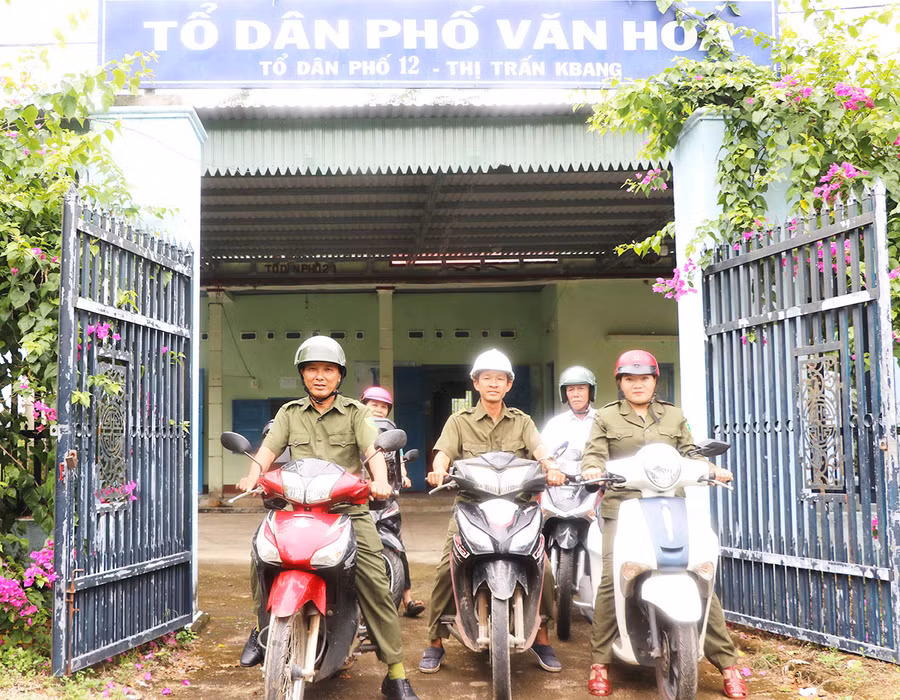 Tổ an ninh trật tự cơ sở tổ dân phố 12 (thị trấn Kbang) cùng thành viên Mặt trận, hội, đoàn thể tổ chức tuyên truyền, phổ biến pháp luật đến người dân. Ảnh: Ngọc Minh