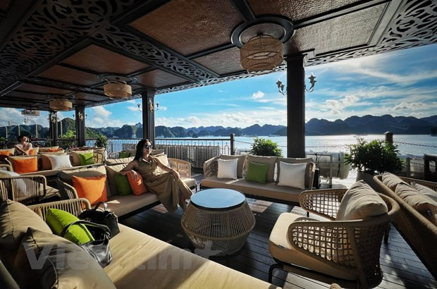 Du khách Việt Nam thích thú trải nghiệm dịch vụ du thuyền 5 sao trong lòng di sản. (Ảnh: Mai Mai/Vietnam+) Du khách Việt Nam thích thú trải nghiệm dịch vụ du thuyền 5 sao trong lòng di sản. (Ảnh: Mai Mai/Vietnam+)