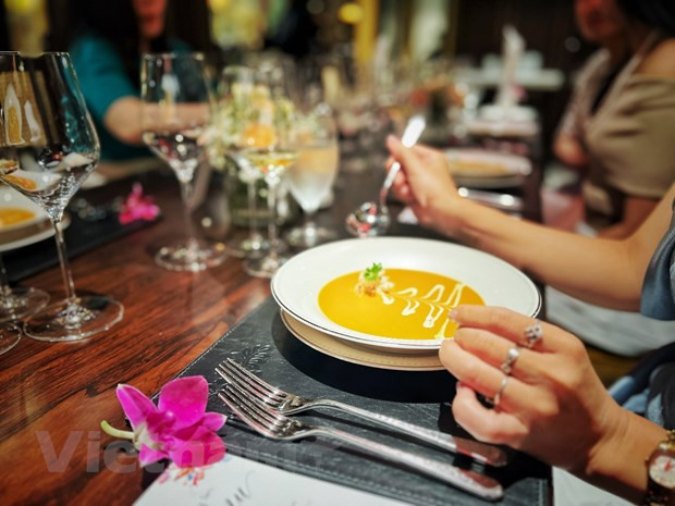 Dịch vụ ẩm thực được phục vụ cho du khách ngủ đêm trên vịnh. (Ảnh: Mai Mai/Vietnam+) Dịch vụ ẩm thực được phục vụ cho du khách ngủ đêm trên vịnh. (Ảnh: Mai Mai/Vietnam+)