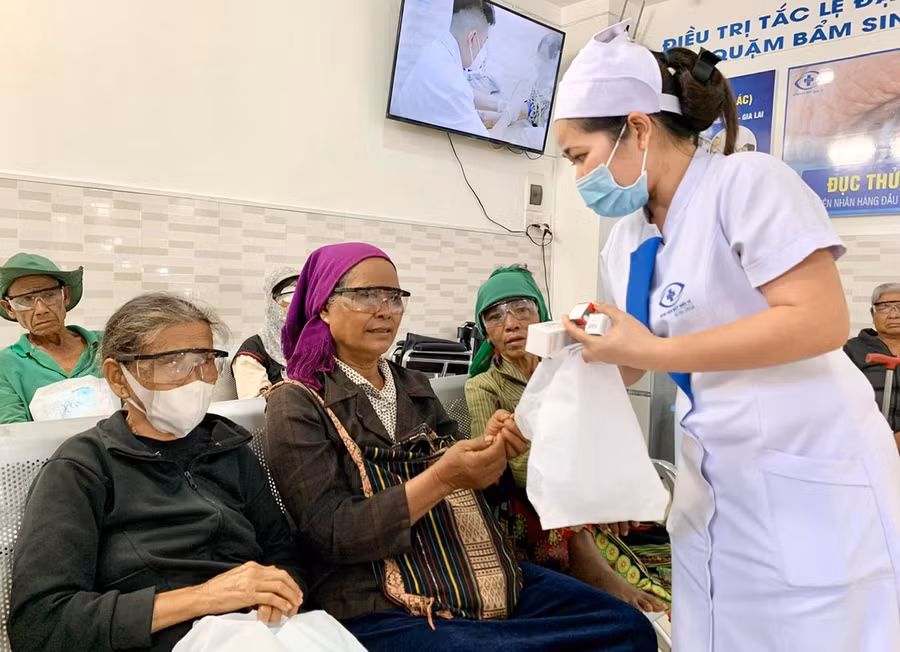 Những ngày qua, Bệnh viện mắt quốc tế Sài Gòn- Gia Lai tiếp nhận trên 10 ca đau mắt đỏ đến khám điều trị. Ảnh: Như Nguyện