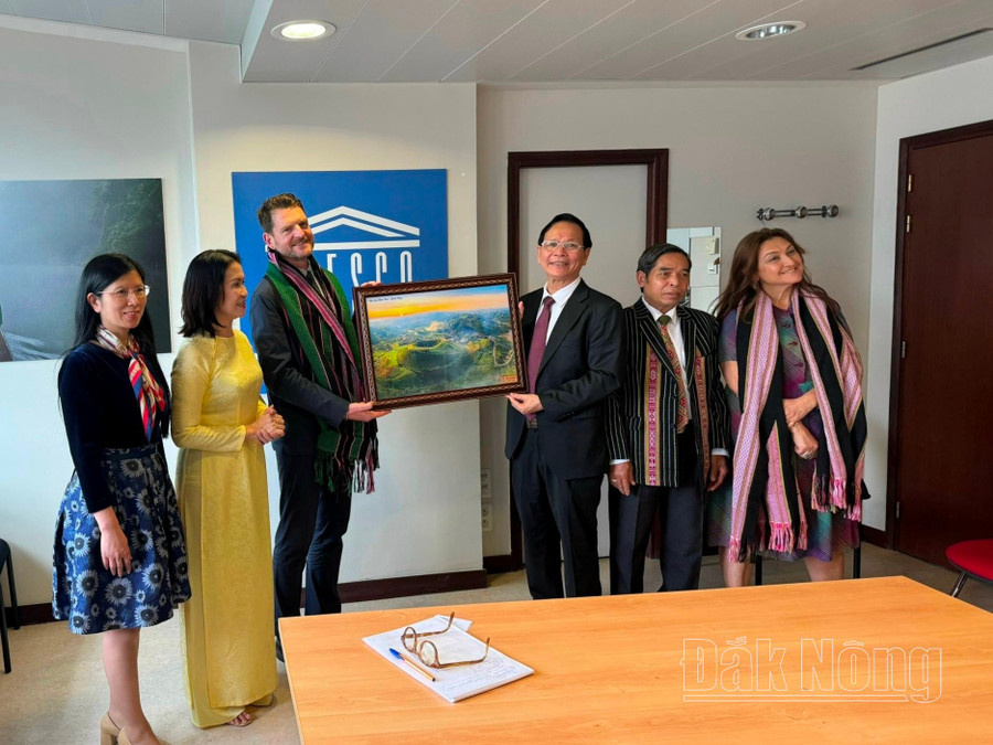 Bí thư Tỉnh ủy, Trưởng Đoàn ĐBQH tỉnh Đắk Nông Ngô Thanh Danh tặng quà cho đại diện UNESCO tại buổi làm việc