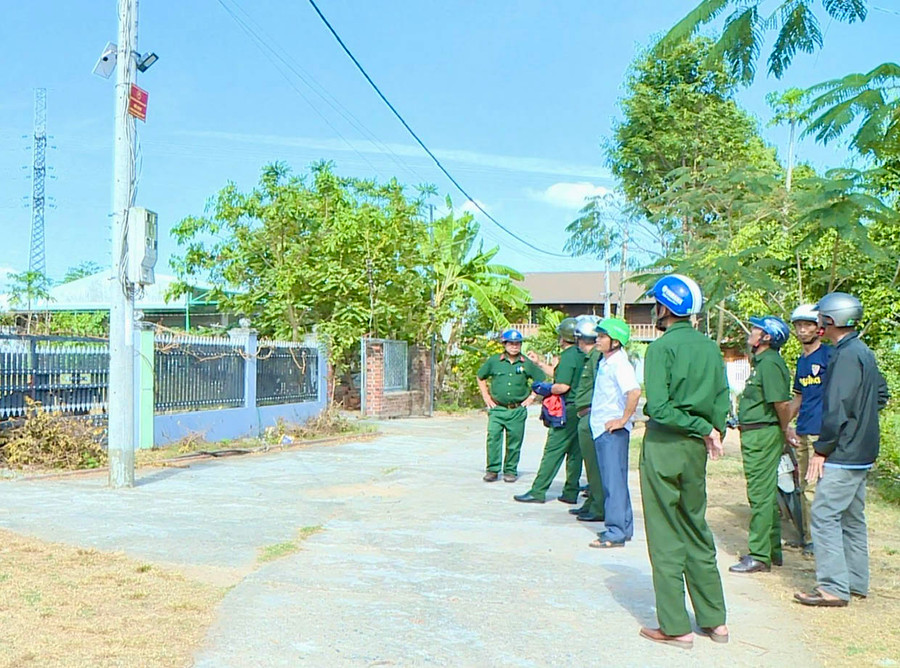 Tại các điểm giao cắt, ngã ba, ngã tư trên địa bàn phường Hòa Bình (thị xã Ayun Pa) đều được lắp đặt hệ thống chiếu sáng góp phần đảm bảo trật tự an toàn giao thông. Ảnh: Minh Phương Tại các điểm giao cắt, ngã ba, ngã tư trên địa bàn phường Hòa Bình (thị xã Ayun Pa) đều được lắp đặt hệ thống chiếu sáng góp phần đảm bảo trật tự an toàn giao thông. Ảnh: Minh Phương