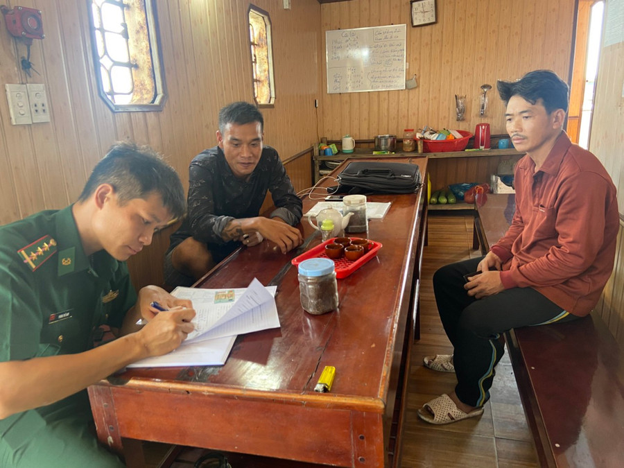 Các ngư dân tường trình vụ việc cho Đồn Biên phòng Cửa khẩu cảng Dung Quất Các ngư dân tường trình vụ việc cho Đồn Biên phòng Cửa khẩu cảng Dung Quất