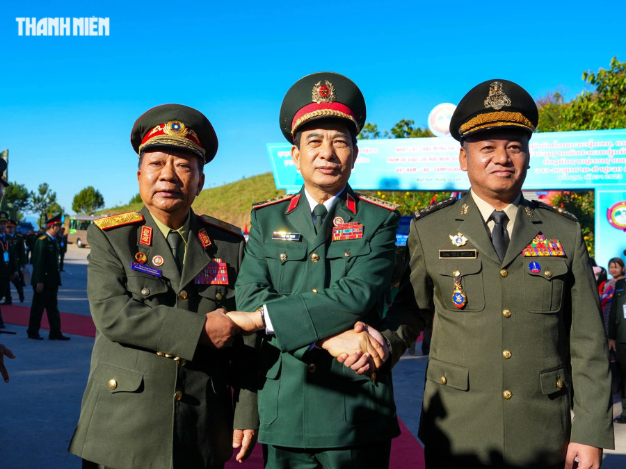 Đại tướng Phan Văn Giang (giữa), cùng đại tướng Chansamone Chanyalath (trái) và đại tướng Tea Seiha (phải) nắm tay thể hiện tình đoàn kết, gắn bó giữa Việt Nam - Lào - Campuchia. Ảnh: ĐỘC LẬP - MAI THANH HẢI Đại tướng Phan Văn Giang (giữa), cùng đại tướng Chansamone Chanyalath (trái) và đại tướng Tea Seiha (phải) nắm tay thể hiện tình đoàn kết, gắn bó giữa Việt Nam - Lào - Campuchia. Ảnh: ĐỘC LẬP - MAI THANH HẢI