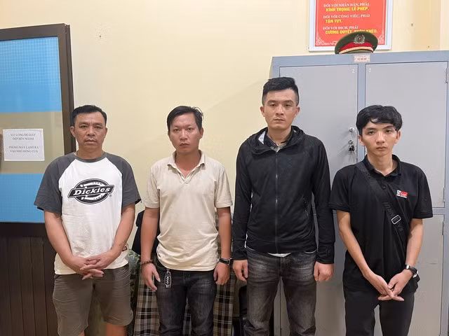 Các đối tượng tại cơ quan công an - ảnh CACC Các đối tượng tại cơ quan công an - ảnh CACC