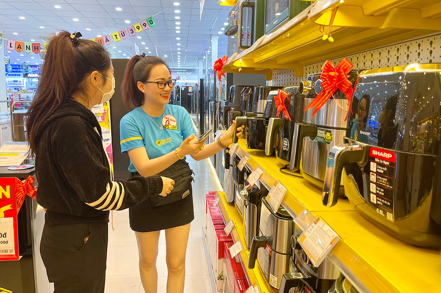 Năm 2024, công tác bảo vệ quyền lợi của người tiêu dùng tiếp tục gắn với chủ đề “Thông tin minh bạch, tiêu dùng an toàn”. Ảnh: V.T Năm 2024, công tác bảo vệ quyền lợi của người tiêu dùng tiếp tục gắn với chủ đề “Thông tin minh bạch, tiêu dùng an toàn”. Ảnh: V.T