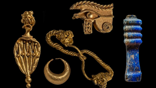 Những món trang sức quý giá, tinh xảo được khai quật từ ngôi đền cổ bị chìm - Ảnh: ANTIQUITY