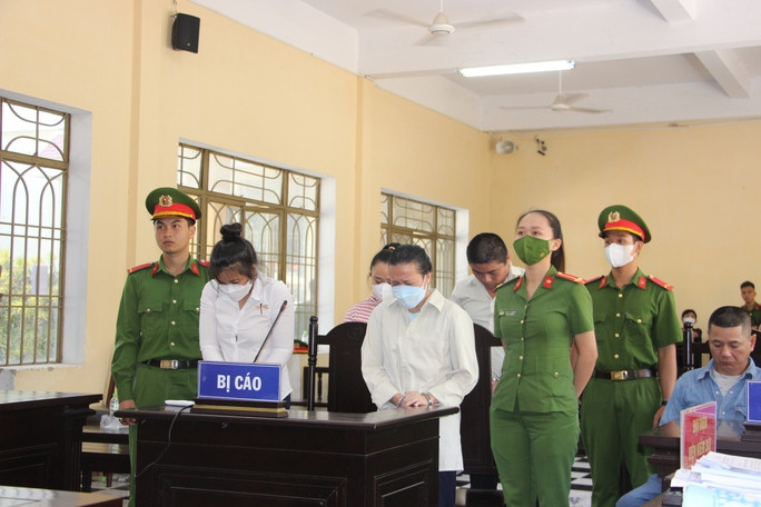 Lừa hơn 400 tỉ đồng, nữ bị cáo bật khóc khi nghe tuyên án chung thân - Ảnh 1. Các bị cáo tại tòa