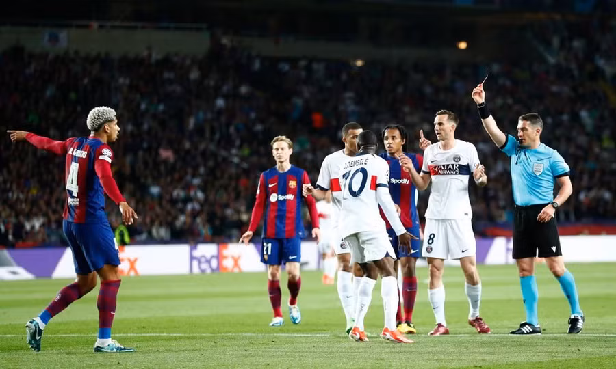 Tấm thẻ đỏ tạo bước ngoặt khiến Barcelona phải nhận thảm bại. (Nguồn: AP)