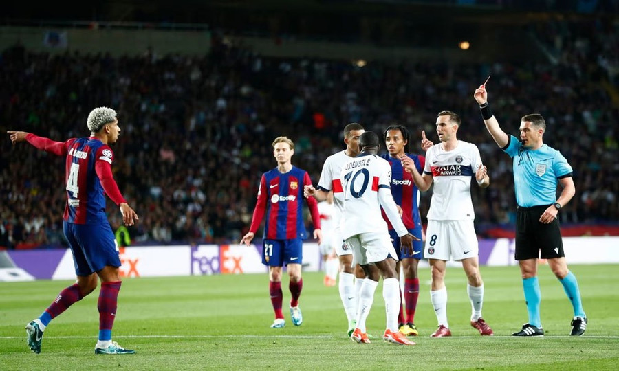 Tấm thẻ đỏ tạo bước ngoặt khiến Barcelona phải nhận thảm bại. (Nguồn: AP)